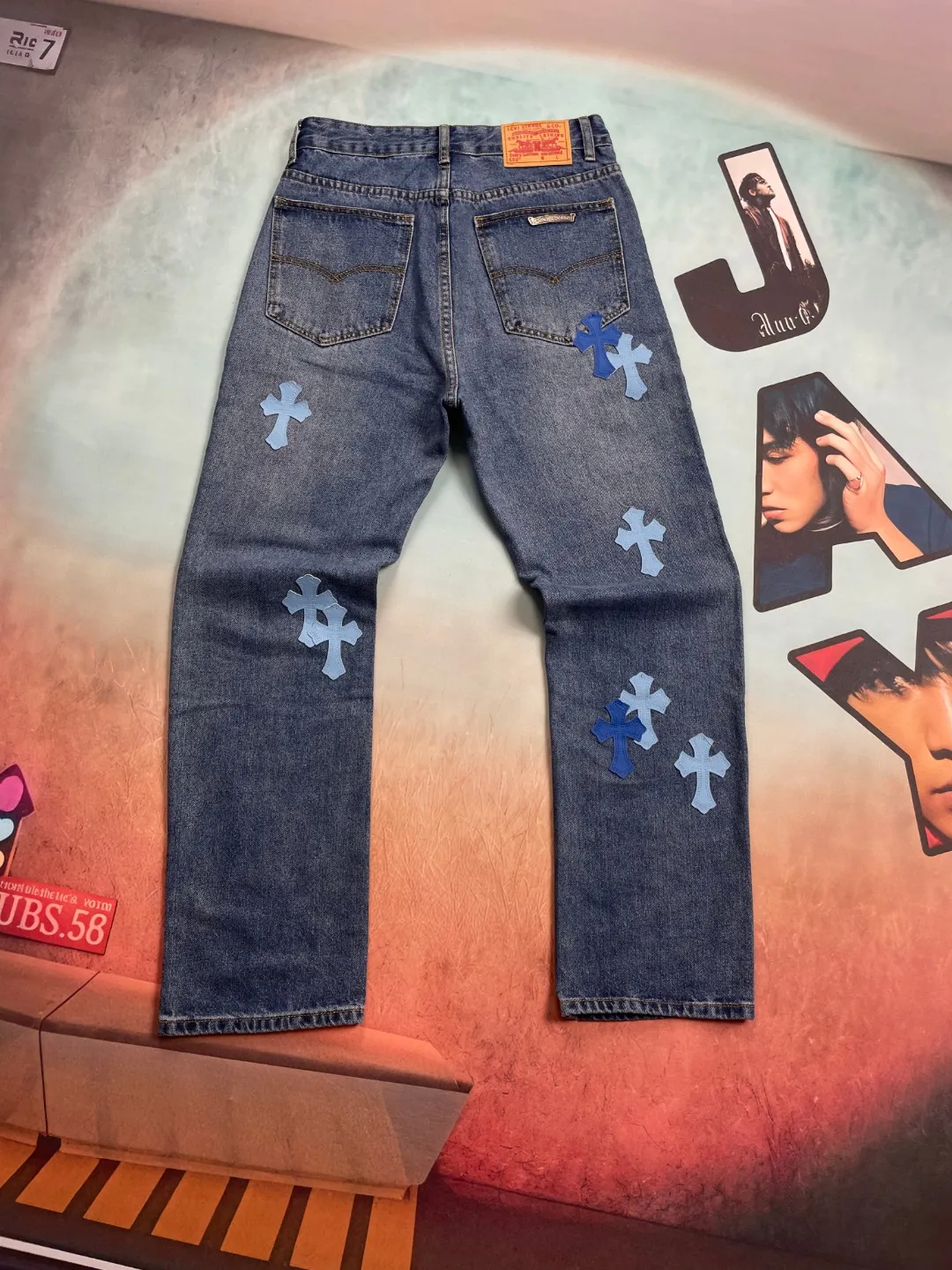 🅿️240 🔘Style No.-KL156 🔘Croline Heart𝐂𝐡𝐫𝐨𝐦𝐞 𝐇𝐞𝐚𝐫𝐭 Classic CH Blue Cross Patch Leather Jeans* These Cronic Heart Jeans show a luxurious and trendy style. High-quality denim is selected and undergoes complex washing processes to present natural gradient colors and retro textures. The iconic blue cross pattern is made of leather patches with exquisite cutting technology, and then finely sewn on the trousers by craftsmen, which is strong and delicate. The straight fit flatters your legs and is comfortable to wear. Pair it with a simple white T-shirt and white shoes to create a fresh and casual style; wear it with a black leather jacket and Martin boots to instantly transform into a cool and handsome punk style; combine it with a simple solid color shirt and loafers to create a sophisticated urban style and easily manage various occasions.  Size: S M L XL (28.30.32.34) Color: Blue